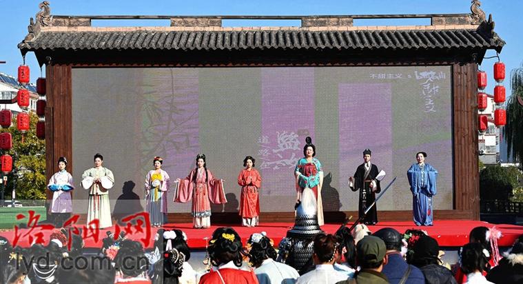 11月26日,洛阳传统文化研究会在洛邑古城举行汉服出行日活动,100余名